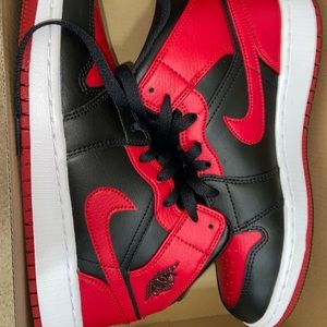 Jordan 1 Mids Banned (2020)